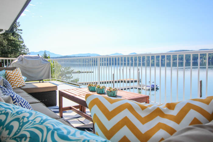 You have to check out this beautiful lakefront deck tour- so many colorful summery touches-22