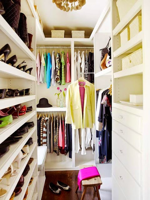 super-small-walk-in-closet-with-a-smart-shoe-organizer