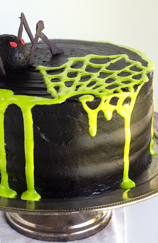 spooky-spiderweb-cake