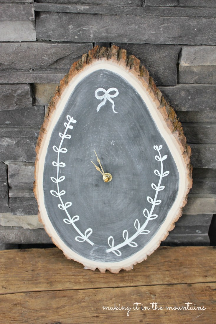 15 Fantastic Chalkboard DIY Projects Wood-Slice-Clock-making-it-in-the-mountains-3