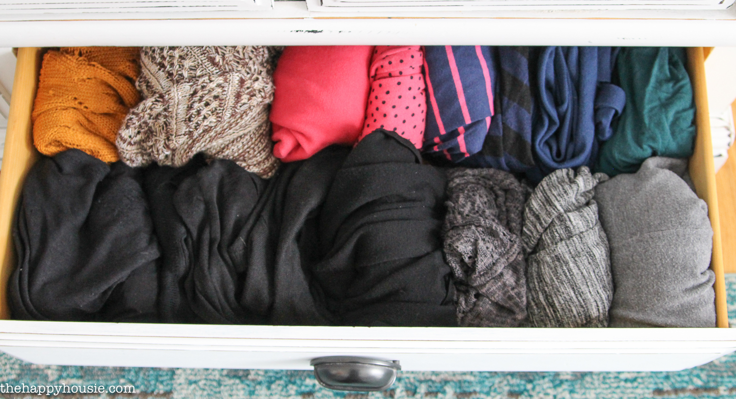 7 Tips for Completely Organizing Your Closet and Dresser | The Happy Housie