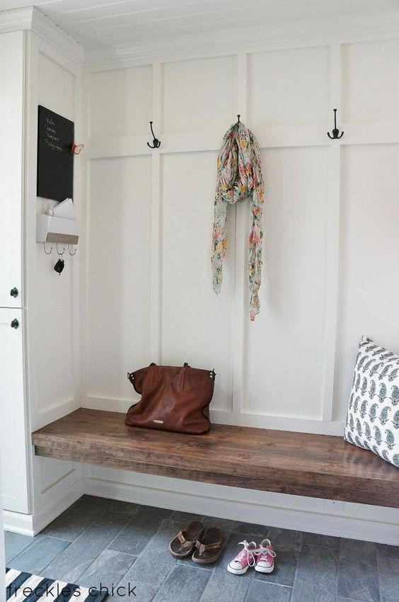 30+ Organized Inspiring Small Mud Rooms & Entry Areas ...