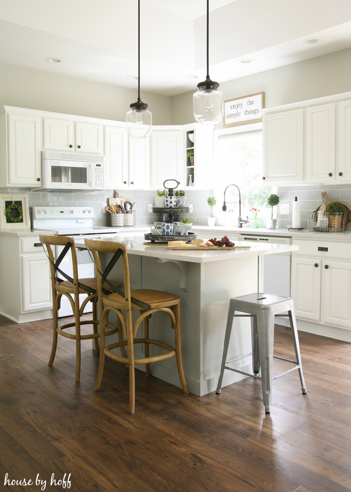 10 Fab Farmhouse Kitchen Makeovers {where they painted the ...