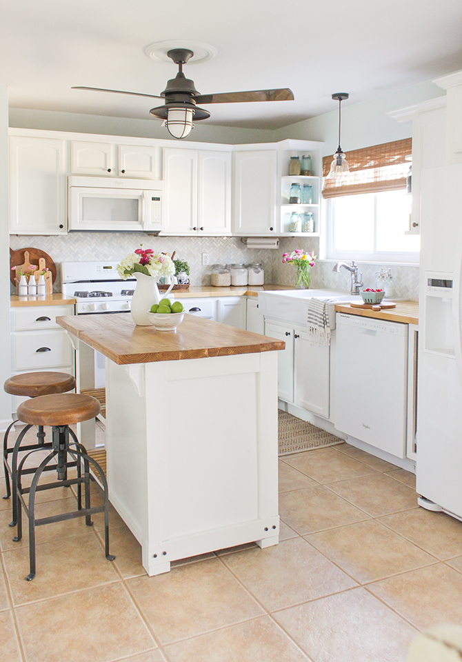 10 Fab Farmhouse Kitchen Makeovers Where They Painted The Existing Cabinets The Happy Housie